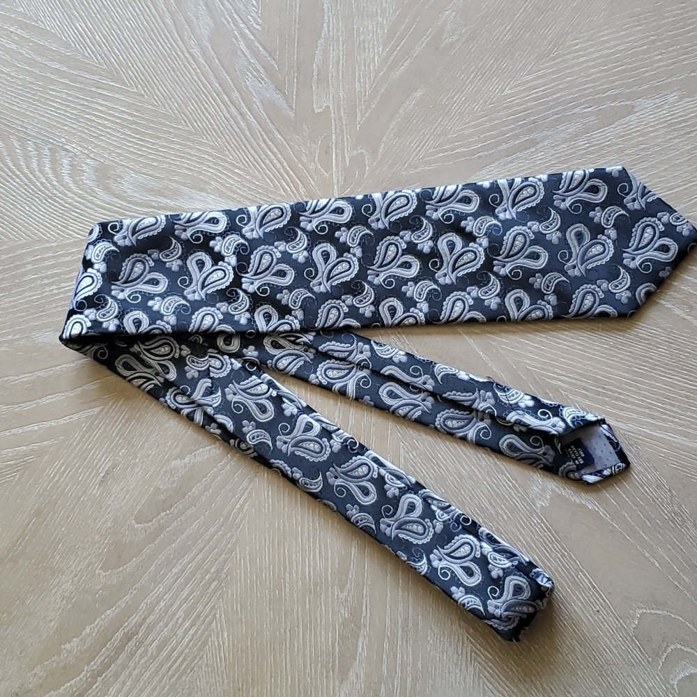 Versa paisley necktie